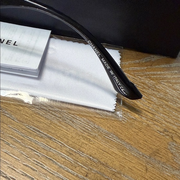 CHANEL Black & Gold Oversized Sunglasses - Picture 5 of 5